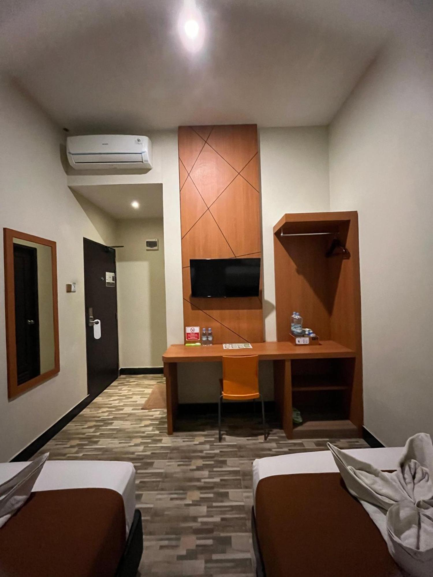 Bless Hotels Sintang Exterior foto